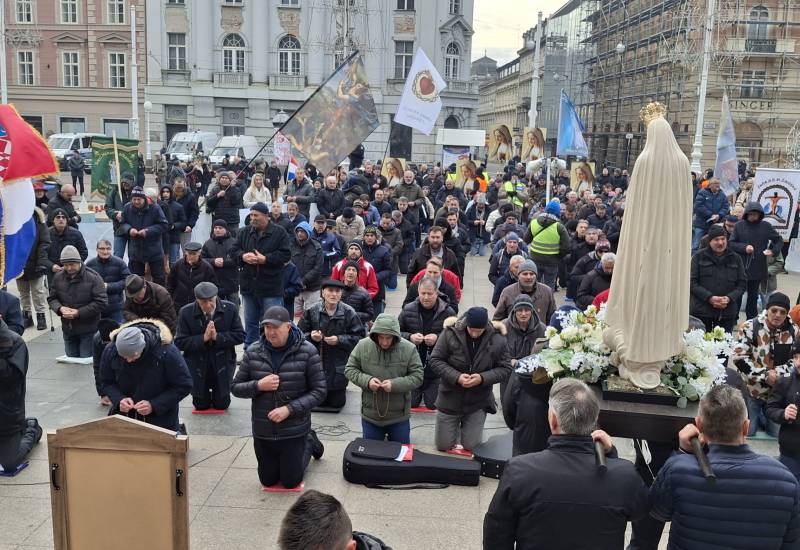PRVA SUBOTA Vitezovi molili krunicu na zagrebačkom Trgu