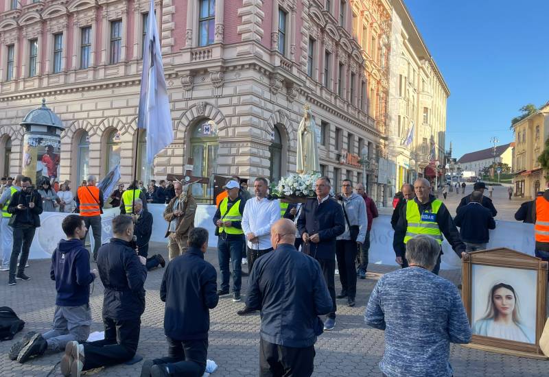 FOTO/VIDEO Održana posljednja javna molitva krunice u Zagrebu s marijanskom procesijom za ovu godinu