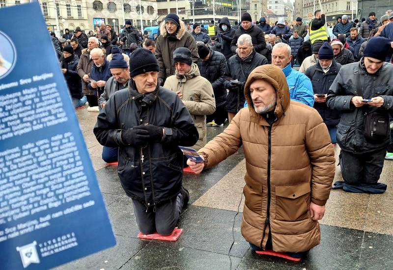 FOTO Prva ovogodišnja javna molitva krunice muškaraca na Trgu
