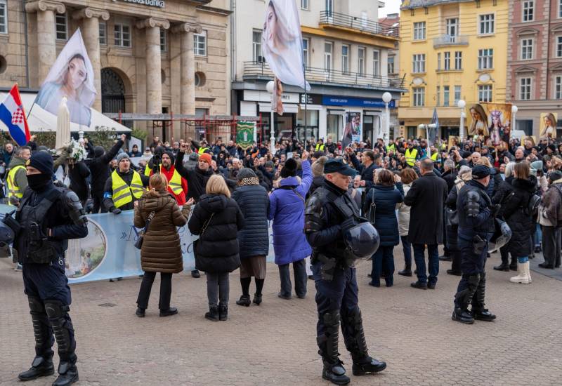 FOTO & VIDEO Održana najmirnija, najposjećenija i najmilosnija muška molitva krunice na Trgu