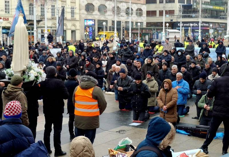 Anonimni ženski komentar na mušku molitvu u javnosti