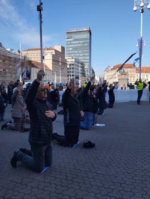 FOTO & VIDEO Milosna javna molitva krunice u travnju