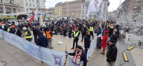 PRVA SUBOTA Vitezovi molili krunicu na zagrebačkom Trgu