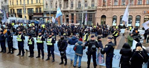 FOTO Prva ovogodišnja javna molitva krunice muškaraca na Trgu