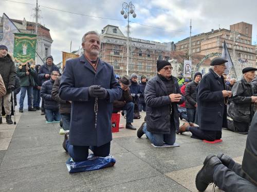 PRVA SUBOTA Vitezovi molili krunicu na zagrebačkom Trgu