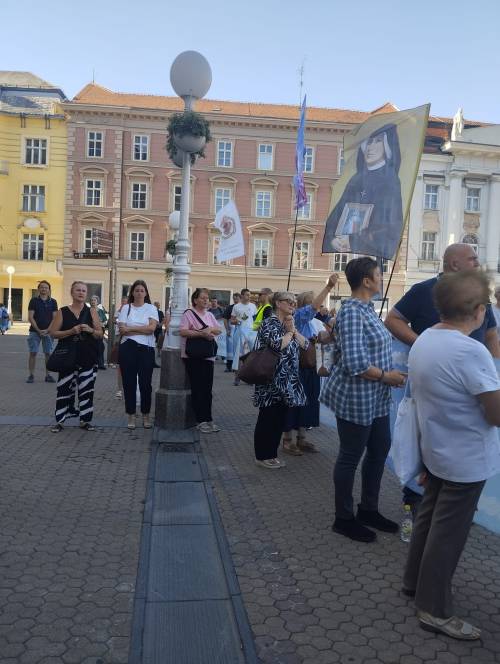 FOTO/VIDEO Održana rujanska javna molitva krunice u Zagrebu