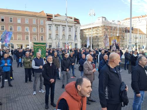 FOTO & VIDEO Milosna javna molitva krunice u travnju