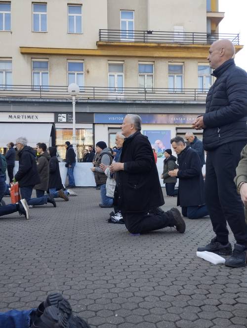 FOTO & VIDEO Milosna javna molitva krunice u travnju