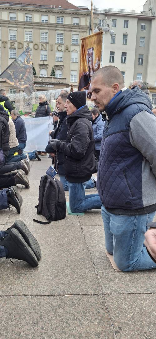 PRVA SUBOTA Vitezovi molili krunicu na zagrebačkom Trgu