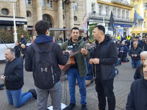 FOTO & VIDEO Milosna javna molitva krunice u travnju