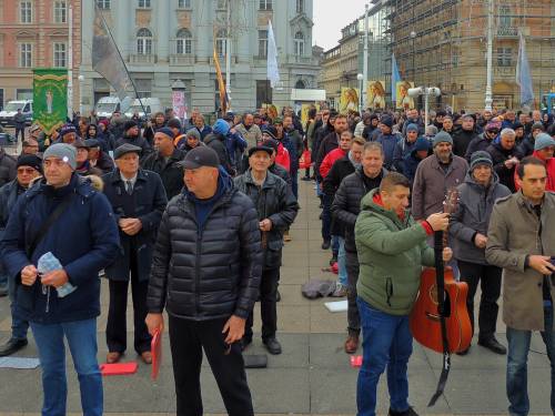 PRVA SUBOTA Vitezovi molili krunicu na zagrebačkom Trgu