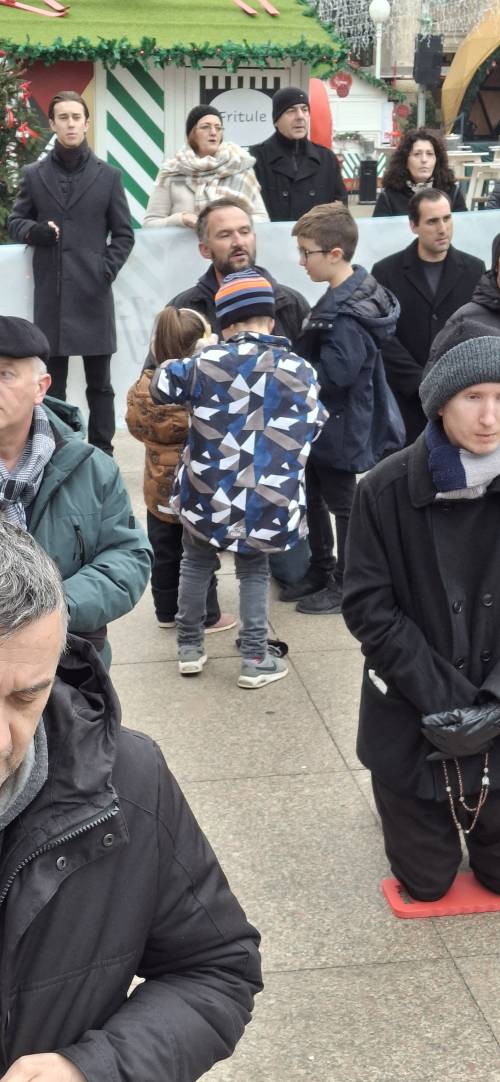 PRVA SUBOTA Vitezovi molili krunicu na zagrebačkom Trgu