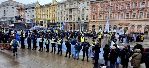 FOTO Prva ovogodišnja javna molitva krunice muškaraca na Trgu