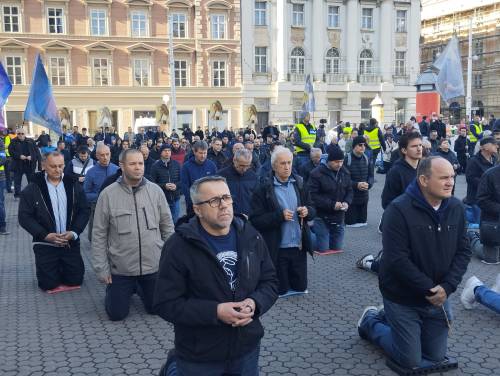 FOTO & VIDEO Milosna javna molitva krunice u travnju