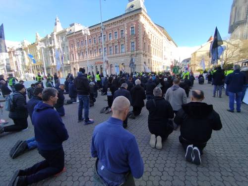 FOTO & VIDEO Milosna javna molitva krunice u travnju