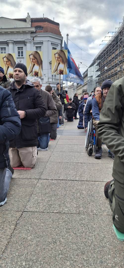 PRVA SUBOTA Vitezovi molili krunicu na zagrebačkom Trgu