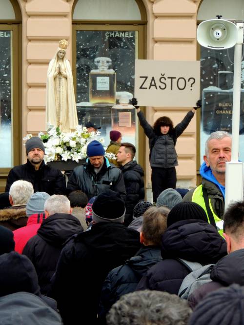 PRVA SUBOTA Vitezovi molili krunicu na zagrebačkom Trgu