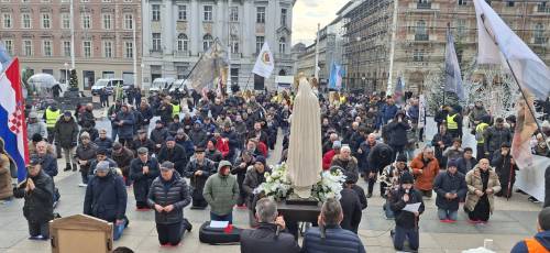 PRVA SUBOTA Vitezovi molili krunicu na zagrebačkom Trgu