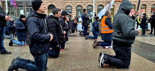 FOTO Prva ovogodišnja javna molitva krunice muškaraca na Trgu