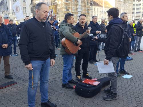 FOTO & VIDEO Milosna javna molitva krunice u travnju
