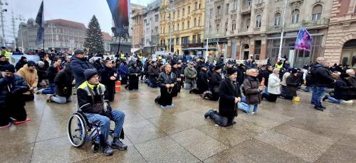 FOTO Prva ovogodišnja javna molitva krunice muškaraca na Trgu