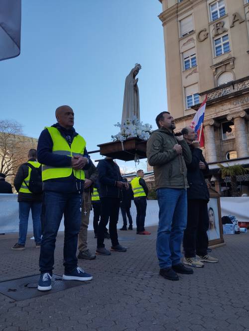 FOTO & VIDEO Milosna javna molitva krunice u travnju