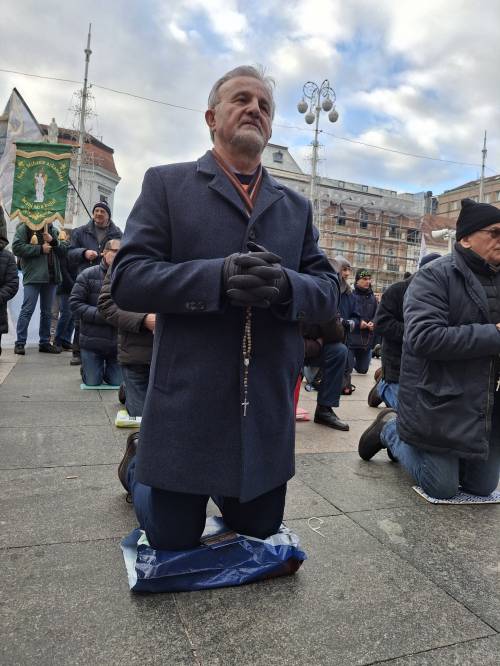 PRVA SUBOTA Vitezovi molili krunicu na zagrebačkom Trgu