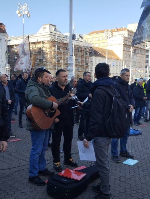 FOTO & VIDEO Milosna javna molitva krunice u travnju