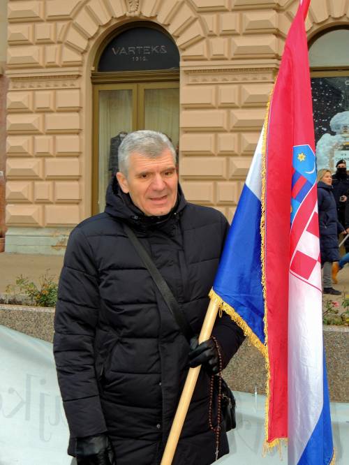 PRVA SUBOTA Vitezovi molili krunicu na zagrebačkom Trgu