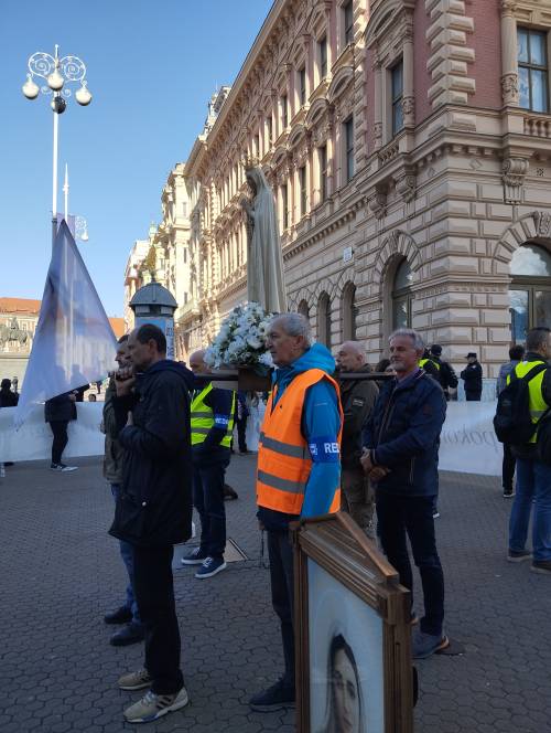 FOTO & VIDEO Milosna javna molitva krunice u travnju