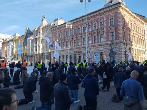 FOTO & VIDEO Milosna javna molitva krunice u travnju
