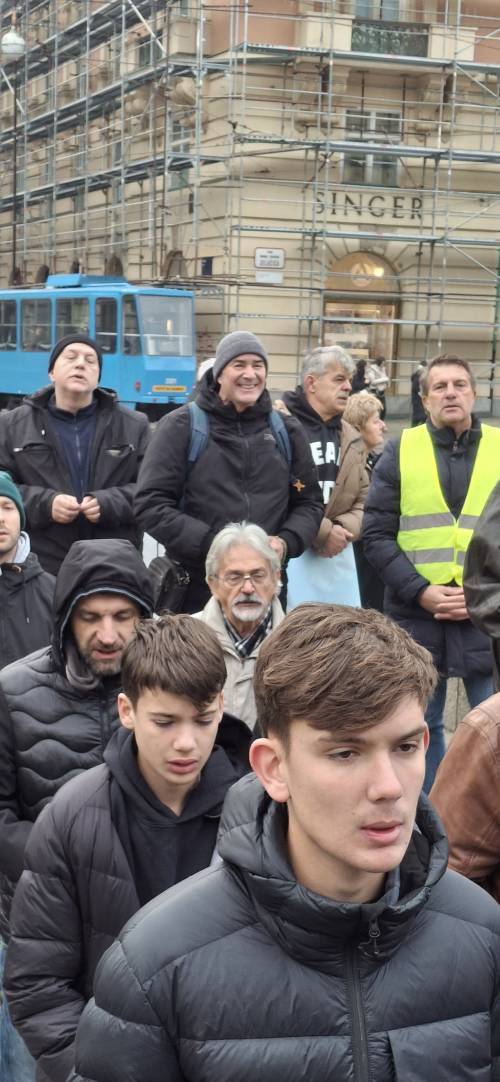 PRVA SUBOTA Vitezovi molili krunicu na zagrebačkom Trgu