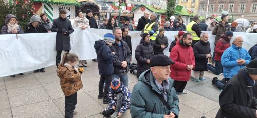 PRVA SUBOTA Vitezovi molili krunicu na zagrebačkom Trgu