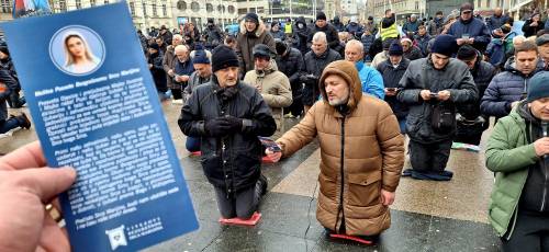 FOTO Prva ovogodišnja javna molitva krunice muškaraca na Trgu