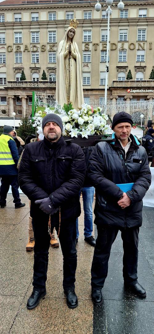 FOTO Prva ovogodišnja javna molitva krunice muškaraca na Trgu
