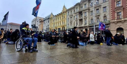 FOTO Prva ovogodišnja javna molitva krunice muškaraca na Trgu