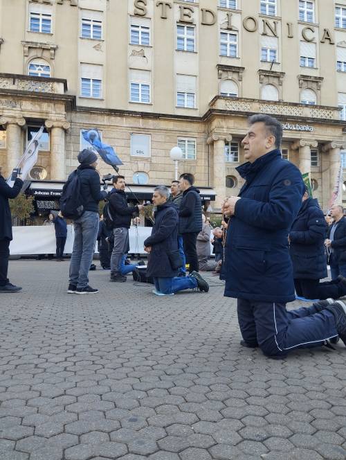 FOTO & VIDEO Milosna javna molitva krunice u travnju