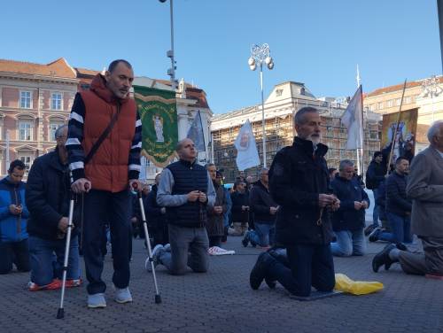 FOTO & VIDEO Milosna javna molitva krunice u travnju
