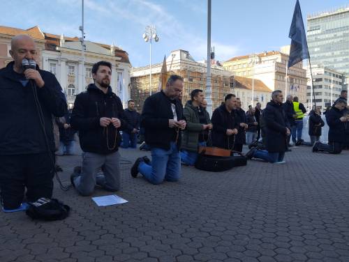 FOTO & VIDEO Milosna javna molitva krunice u travnju