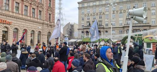 PRVA SUBOTA Vitezovi molili krunicu na zagrebačkom Trgu