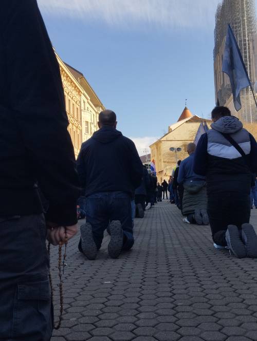 FOTO & VIDEO Milosna javna molitva krunice u travnju