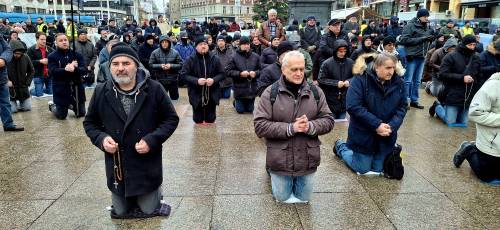 FOTO Prva ovogodišnja javna molitva krunice muškaraca na Trgu