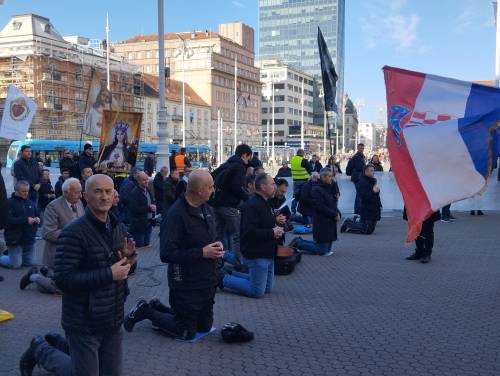 FOTO & VIDEO Milosna javna molitva krunice u travnju