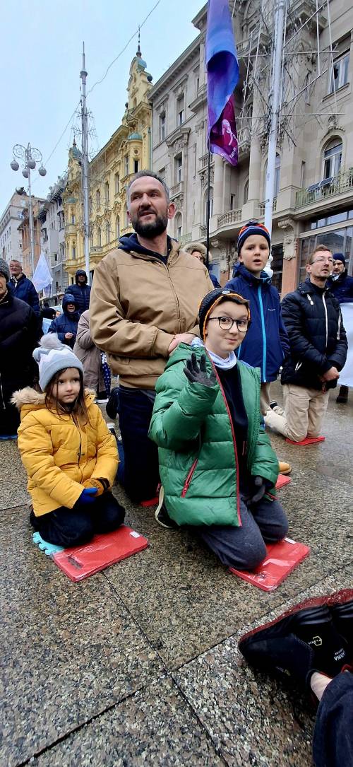 FOTO Prva ovogodišnja javna molitva krunice muškaraca na Trgu