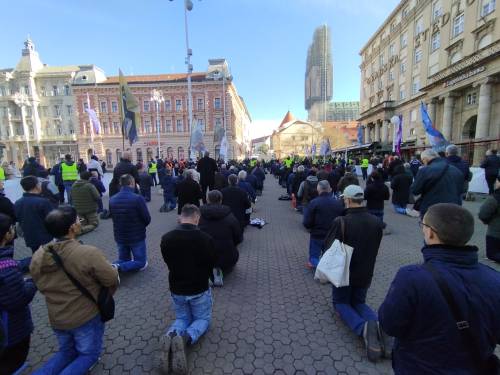 FOTO & VIDEO Milosna javna molitva krunice u travnju