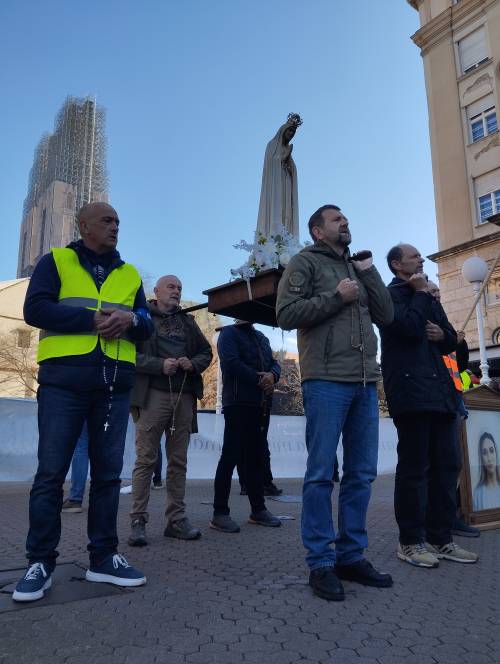 FOTO & VIDEO Milosna javna molitva krunice u travnju