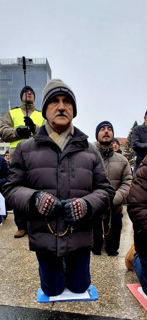FOTO Prva ovogodišnja javna molitva krunice muškaraca na Trgu