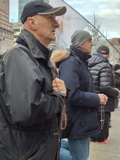 PRVA SUBOTA Vitezovi molili krunicu na zagrebačkom Trgu