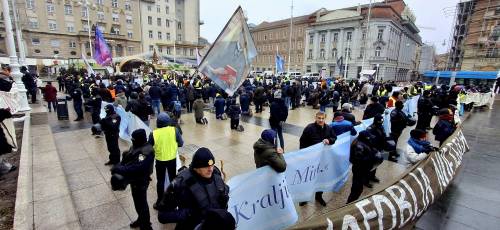 FOTO Prva ovogodišnja javna molitva krunice muškaraca na Trgu