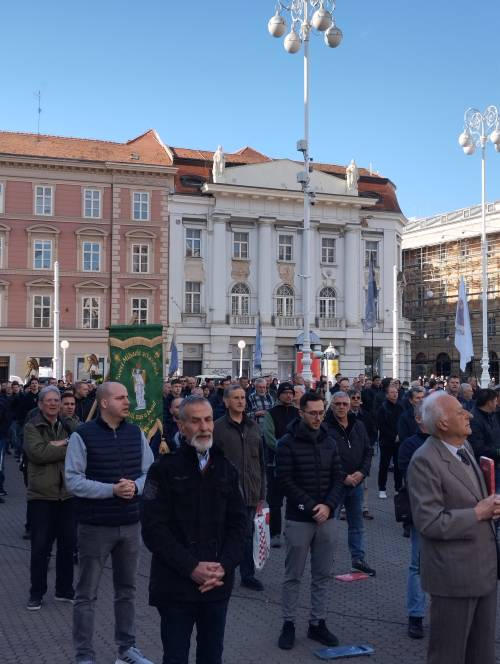 FOTO & VIDEO Milosna javna molitva krunice u travnju
